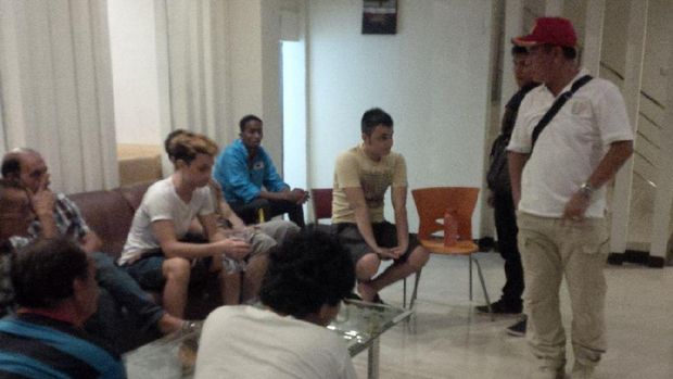 Petugas Imigrasi Medan memberikan pengarahan