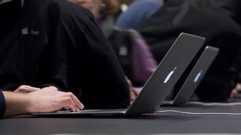 Apple kemudian rajin menelurkan versi barunya. Foto: Getty Images