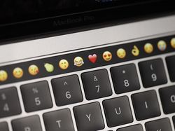 Cantiknya MacBook Pro + Touch Bar, Laptop Rp 23 Juta