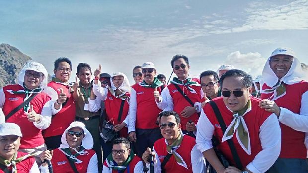 Pagi-pagi Rini Ajak Dirut BUMN Naik Bukit di Pulau Padar