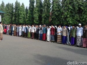 Jumat yang Berbeda di Purwakarta: PNS dan Siswa Kini Pakai Sarung