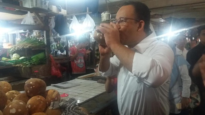 Blusukan di Pasar, Anies Dengarkan Curhat Pedagang Sambil Belanja Petai