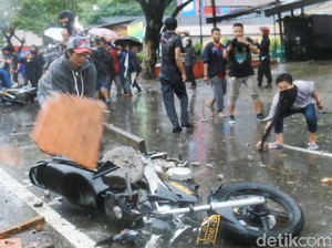 Polda Sulsel Kejar Pembakar Motor Patroli dalam Bentrokan di Kampus Unismuh