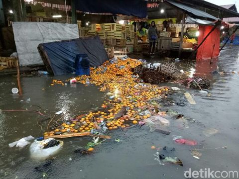 Banjir juga Landa Pasar Induk Gedebage, Namun Kini Berangsur Surut
