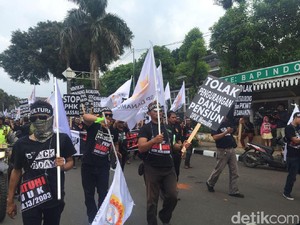 Seratusan Karyawan Danamon Demo