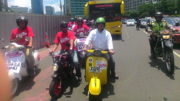Anies Baswedan naik Vespa
