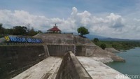 Waduk Bajulmati yang dibangun dengan uang Rp 420 miliar, menjadi primadona bagi wisatawan domestik. Tidak ada tiket masuk, hanya parkir Rp 5.000 (Ardian/detikTravel)