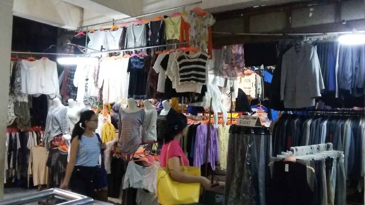 Penjual Baju Bekas di Pasar Senen Penjual Baju Bekas di Pasar Senen