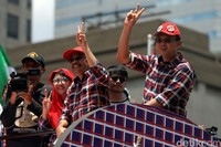 Ahok dan Djarot mengikuti pawai dengan mengenakan baju kotak-kotak. Kendaraan yang mereka gunakan pun juga bertema kotak-kotak.