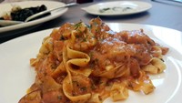 Fettuccine Porcini. Pasta fettuccine yang al dente dibalut dengan saus tomat segar dengan potongan jamur porcini.