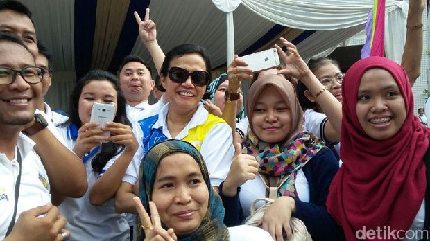 Gaya Sri Mulyani <i>Joget</i> dan Selfie Bareng PNS Kemenkeu di Hari Oeang