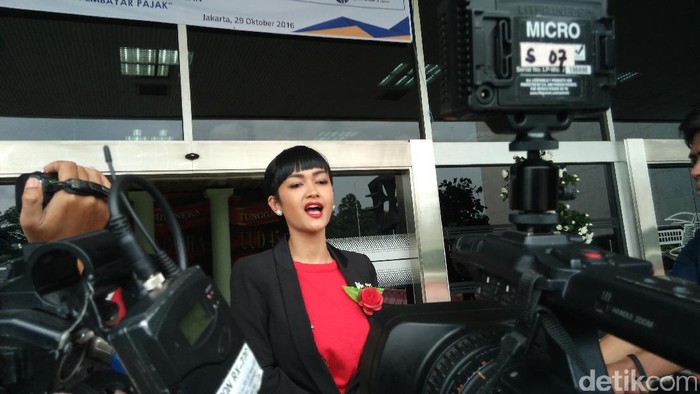 Julia Perez Akui Kenal Paula karena Sesama Survivor Cancer