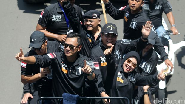 Agus dan Sylvi saat pawai