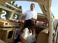 Anies Baswedan dan anaknya di mobil VW Combi (Gibran/detikcom)