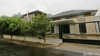 Di halaman depan rumah, berkibar Sang Saka Merah Putih.