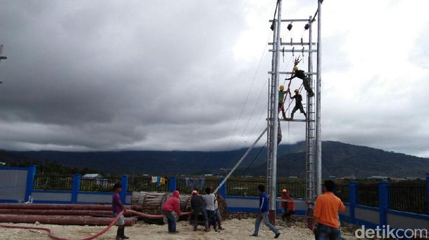 Begini Perjuangan Pegawai PLN Melistriki Pedalaman Papua