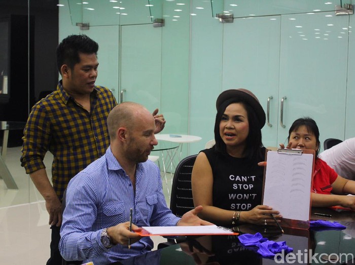 Belajar Sulam, Melaney Ricardo Buka Peluang Usaha Kecantikan