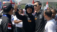 Edhie Baskoro Yudhoyono (Ibas) yang hadir dalam deklarasi kampanye damai meladeni permintaan foto bersama pendukung Agus-Sylvi.