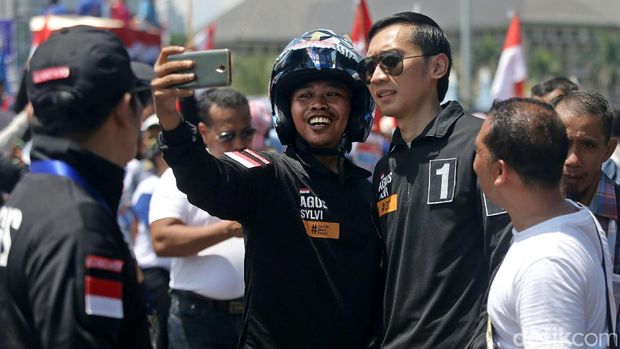 Ibas selfie dengan pendukung Agus 