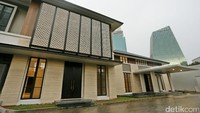 Rumah baru SBY tersebut bergaya kontemporer minimalis.