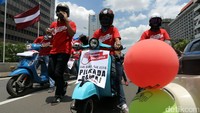 Pendukung Anies dan Sandiaga yang mengendarai motor Vespa kompak memakai kaos berlogo Salam Bersama.