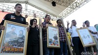 Para cagub dan cawagub DKI foto bersama usai membaca deklarasi kampanye damai.