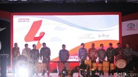 Wakil Presiden Republik Indonesia Jusuf Kalla, Menteri Perindustrian Airlangga Hartarto, Menteri Tenaga Kerja Hanif Dhakiri, PresidentDirector TAM Hiroyuki Fukui dan manajemen Toyota memukul gendang sebagai tanda peringatan 45 tahun Toyota Indonesia. (dok Toyota).