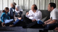 Tahir menyapa anak-anak pengungsi Suriah di Kantor UNHCR Yordania.
