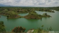 Melihat pulau-pulau bukit kecil dikelilingi air, sepintas mirip Wayag di Raja Ampat. Padahal, ini adalah Waduk Bajulmati di Banyuwangi (Ardian/detikTravel)