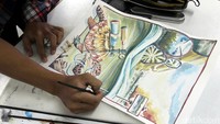 Seorang peserta terus menggoreskan kuas agar hasil lukisannya maksimal.
