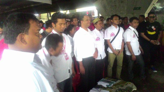 Anies Baswedan Lantik Relawan ABDI Rakyat di Kolong Jembatan