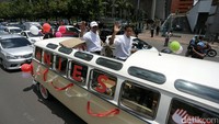Anies dan Sandiaga pawai menggunakan VW Combi.