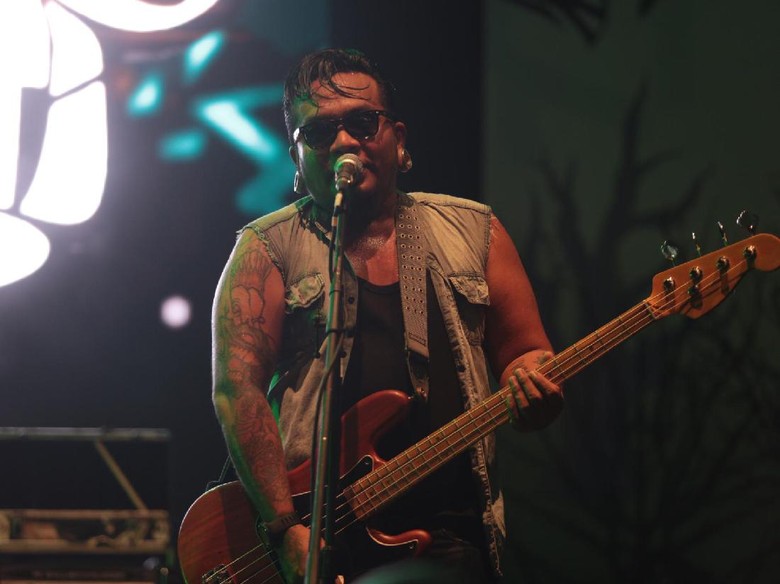 Koor Panjang Syahdu Bersama Endank Soekamti di Synchronize Fest Koor Panjang Syahdu Bersama Endank Soekamti di Synchronize Fest