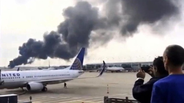 Diduga Kebocoran Bahan Bakar Picu Terbakarnya American Airlines di Chicago