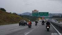 Motor bebas berjalan di dalam jalan tol. Foto: Rangga Rahadiansyah