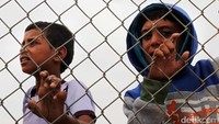 Dua orang anak bermain di kamp Azraq.