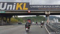Tak peduli jenis kelamin, cowok-cewek atau emak-emak sama-sama seperti adu cepat, melaju di antara mobil dan truk. Foto: Rangga Rahadiansyah
