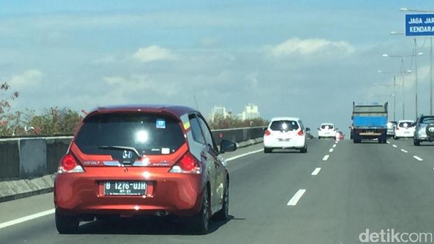 Kaca belakang Honda Brio model lama yang cukup besar