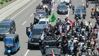 Agus dan Sylvi pawai menggunakan mobil Toyota Hilux dengan bak terbuka.