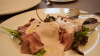 Vitello Tonnato, daging sapi muda (veal) dengan siraman tuna sauce jadi salah satu sajian masakan Italia bergaya klasik. Krimnya terbuat dari ikan tuna yang sudah dihaluskan dengan jus lemon, minyak zaitun dan capers.