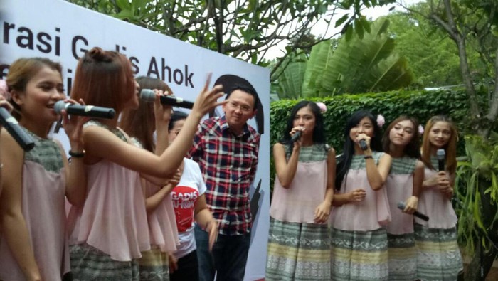 Hujan-hujanan, Ahok Nyanyi Beautiful Bareng Cherrybelle