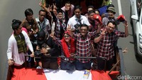 Ahok dan Djarot pawai sambil mengacungkan dua jarinya.