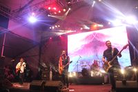Nyelenehnya Superglad dan Bersuka Cita Bersama The Adams