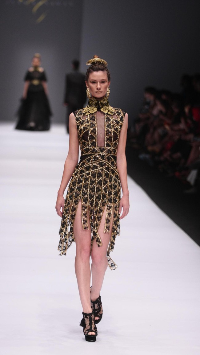 Koleksi Busana Ivan Gunawan mengangkat tema Manggali yang terinspirasi dari legenda Bali berjudul Calon Arang. Jakarta Fashion Week 2017 di Senayan City. Jakarta. [Foto: Mohammad Abduh/Wolipop]