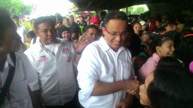 Anies Baswedan Lantik Relawan ABDI Rakyat di Kolong Jembatan
