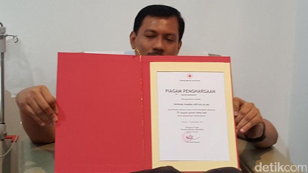 AKBP Pandra memperlihatkan piagam penghargaan dari PMI (Foto: Nurvita Indarini/detikHealth)