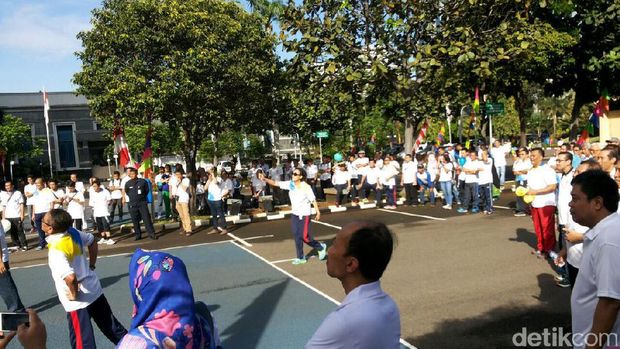 Peringati Hari Oeang, Sri Mulyani Senam Pagi Hingga Main Voli di Kemenkeu