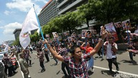 Pendukung Ahok-Djarot berkumpul menunggu pasangan cagub dan cawagub yang mereka dukung melitas. Mereka juga meneriakkan yel-yel dukungan.