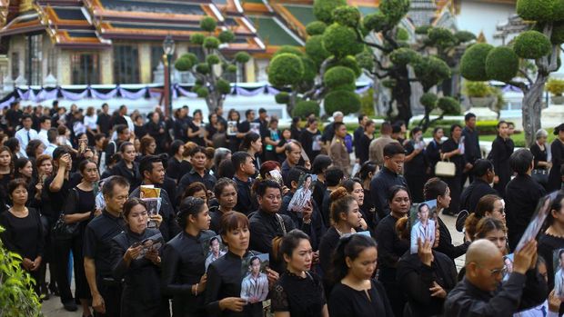 80 Ribu Warga Thailand Beri Penghormatan Langsung pada Jenazah Raja Bhumibol