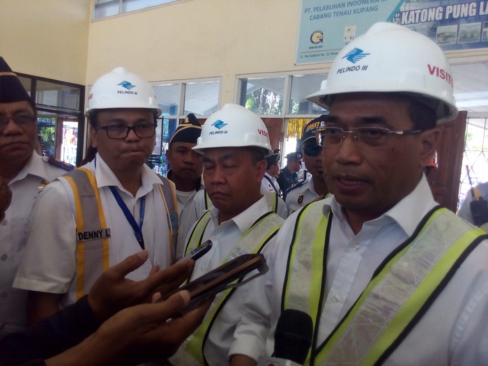 Di Pelabuhan Tenau NTT, Menhub Budi Karya Cek Pungli ke Penumpang